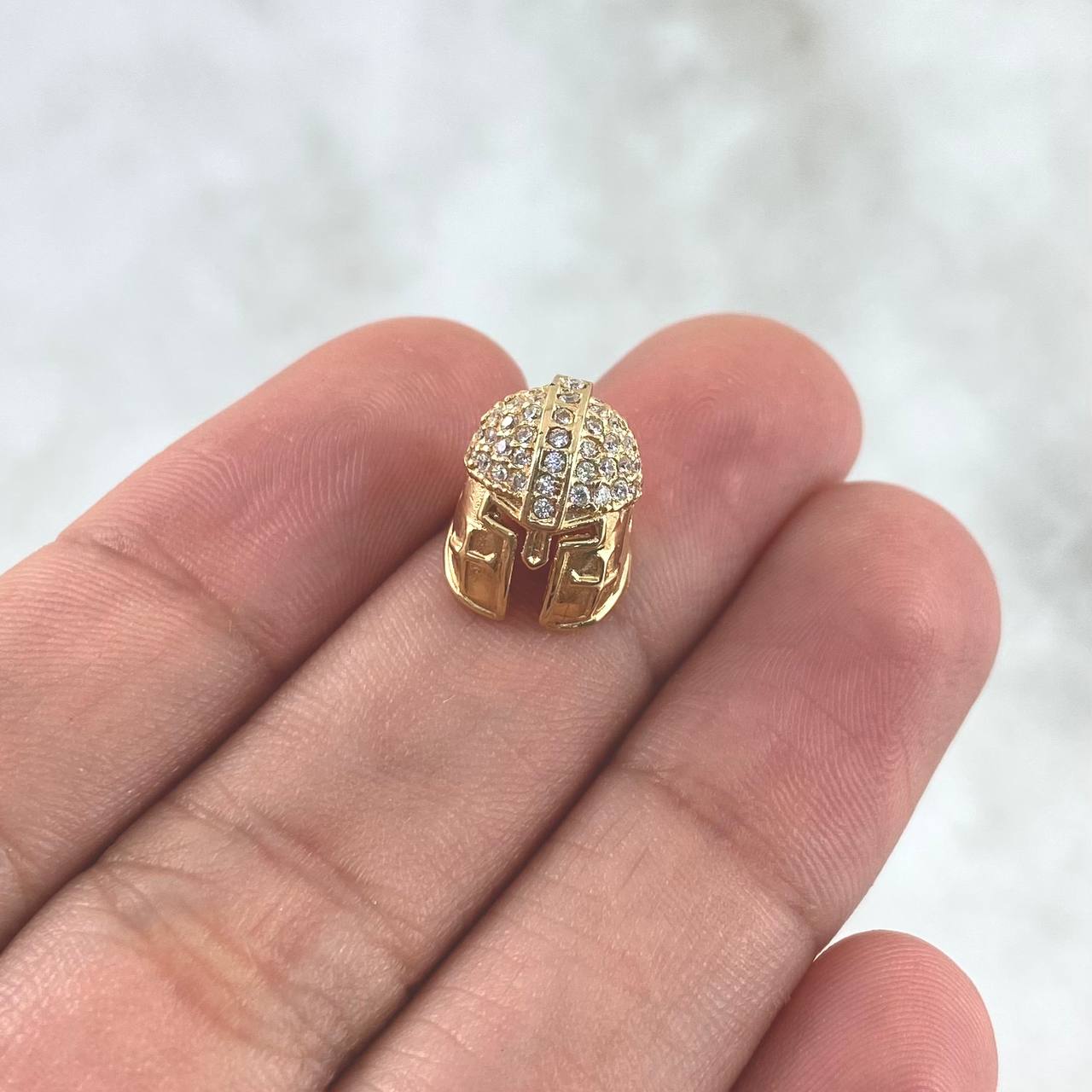 Charm Spartan Helmet 2.55gr / 1.2cm / White Zircons 18K Yellow Gold *