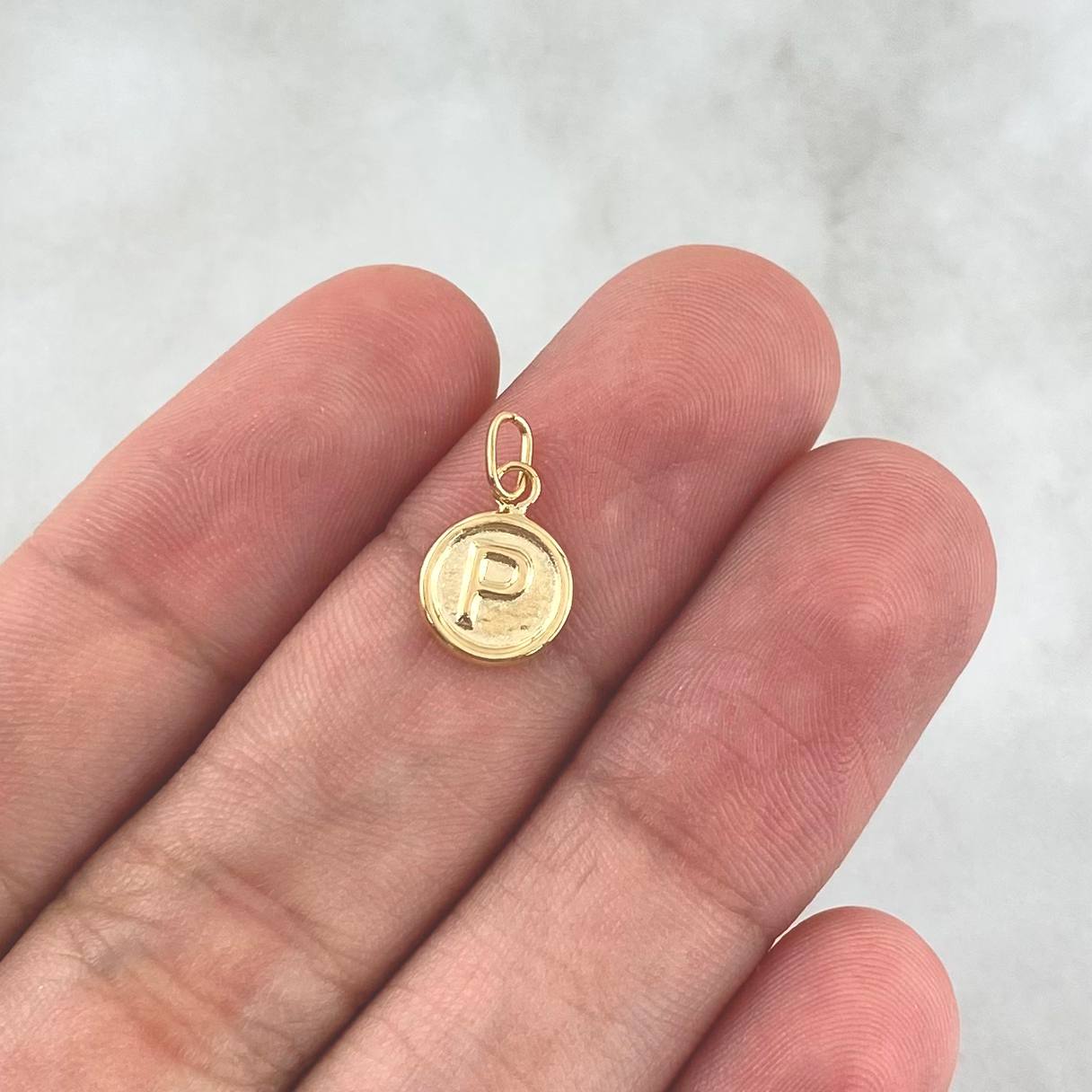 Pendant Letter P 0.4gr / 1.4cm / Matte Circle 18K Yellow Gold