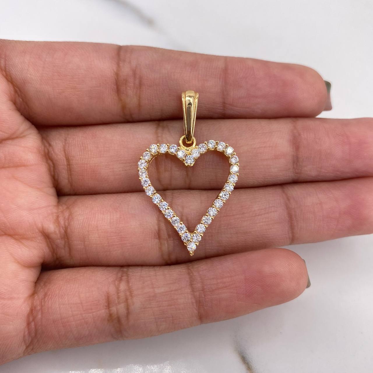 Dije Silueta Corazon 2.15gr / 3.1cm / Circones Blancos Oro Amarillo 18K #