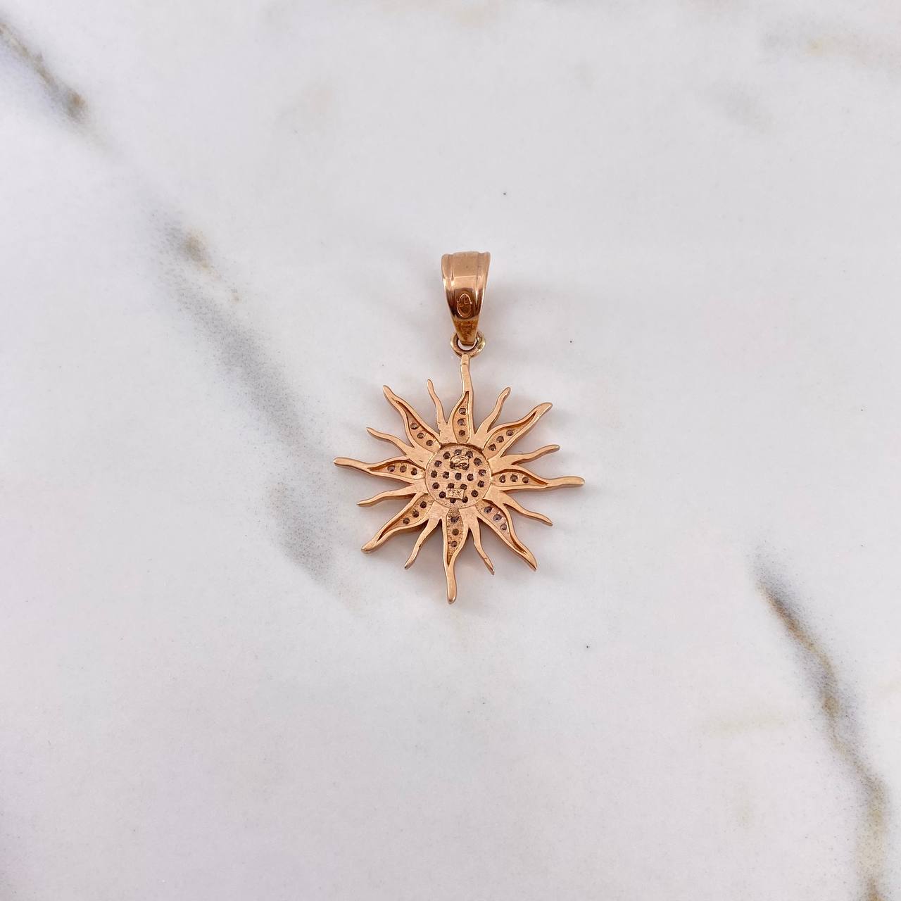 Dije Sol 3.95gr / 3.3cm / Circones Blancos Oro Rosa 18K #