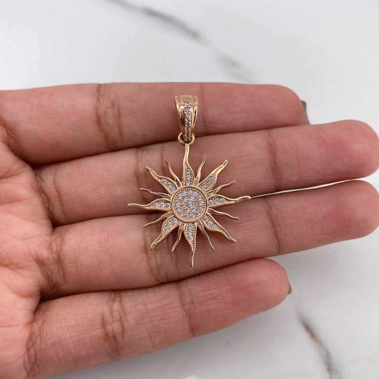 Dije Sol 3.95gr / 3.3cm / Circones Blancos Oro Rosa 18K #