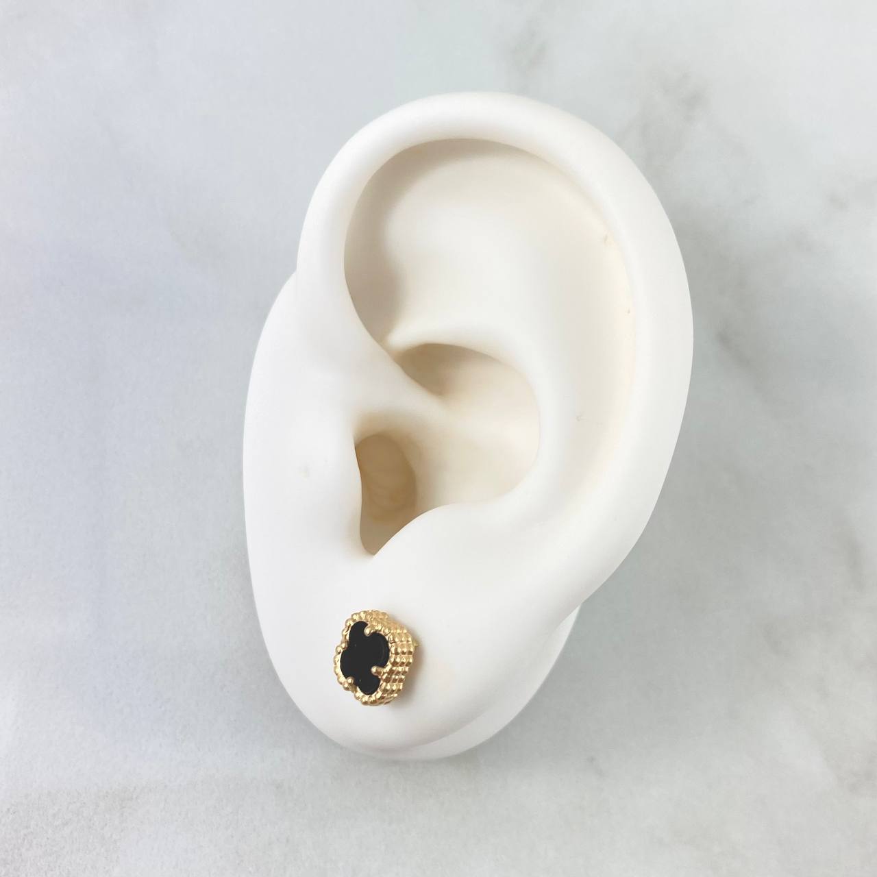 Topos Trébol VCyA 1.85gr / 8mm Onix Negro Punteado Broche Mariposa Oro Amarillo 18K