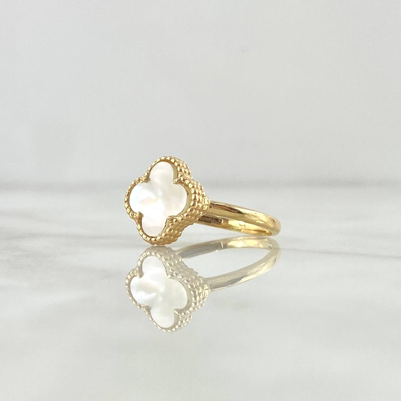 Anillo Trebol VCyA 1.85gr / T6 / Nacar Blanco Punteado Oro Amarillo Nac.Esp. 18K ©
