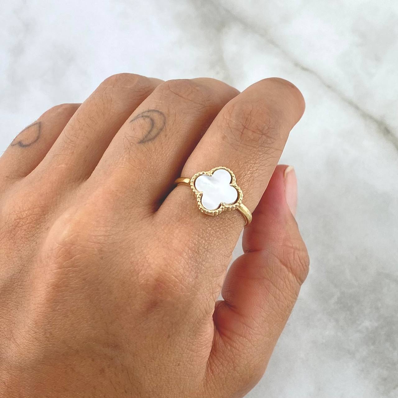 Anillo Trebol VCyA 1.85gr / T6 / Nacar Blanco Punteado Oro Amarillo Nac.Esp. 18K ©
