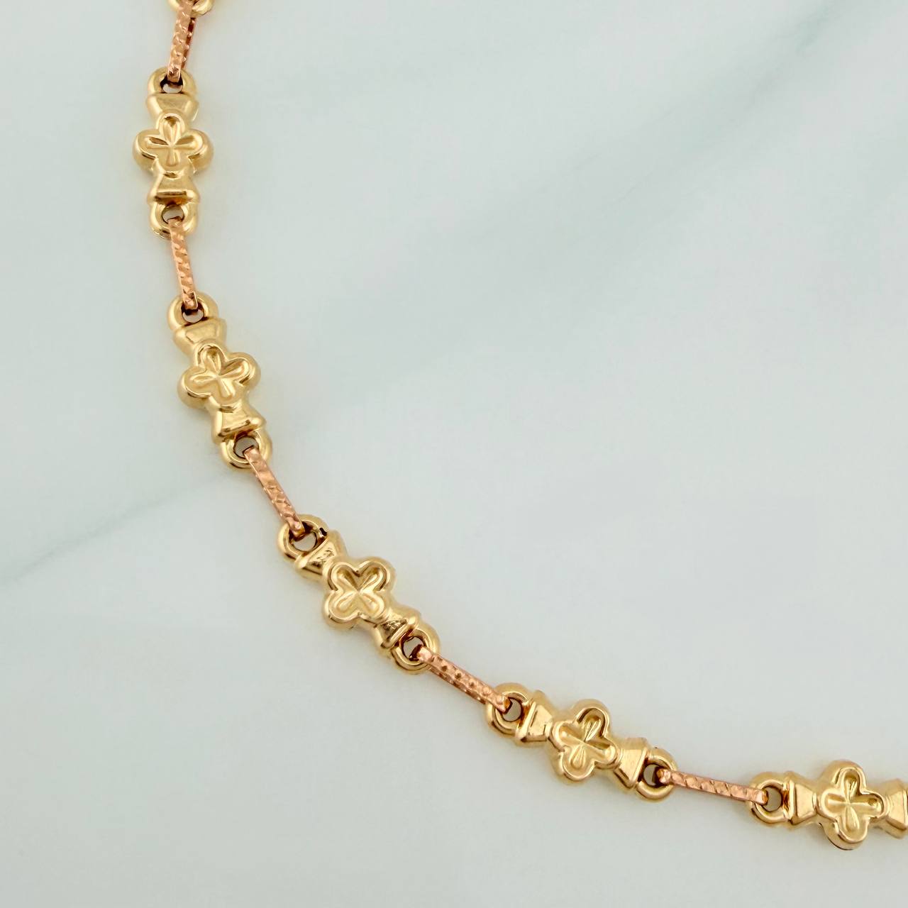 Pulso Rustico Flores 4.6gr / 8 3/4 in / 4.7mm  Oro Amarillo Rosa 18K %