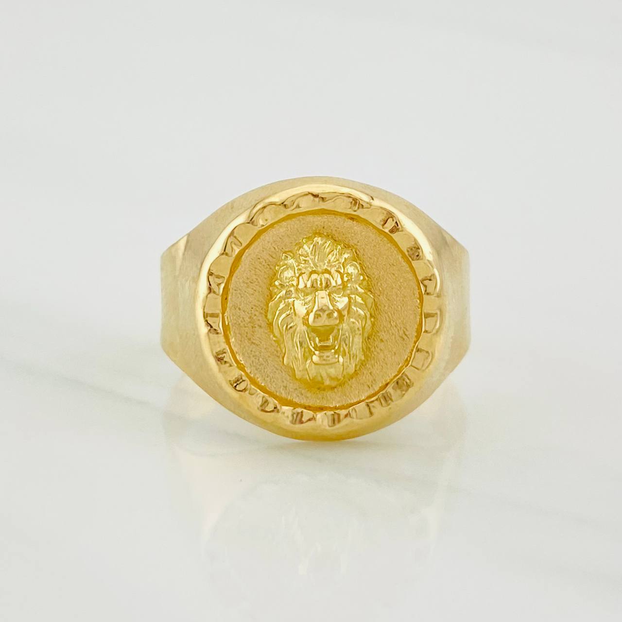 Lion Bordered Signet Ring 3.45g / T8 3/4 Yellow Gold 18K