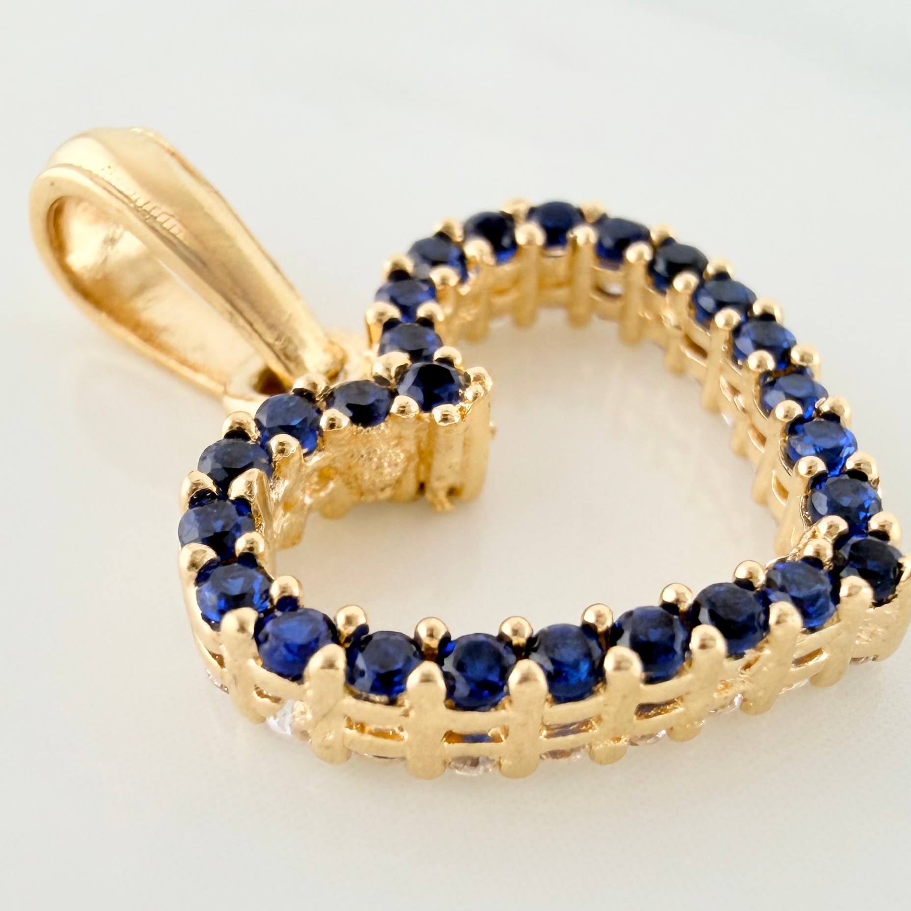 Dije Corazón Silueta Doble Faz 1.5 g / 3/4 in Oro Amarillo 18K