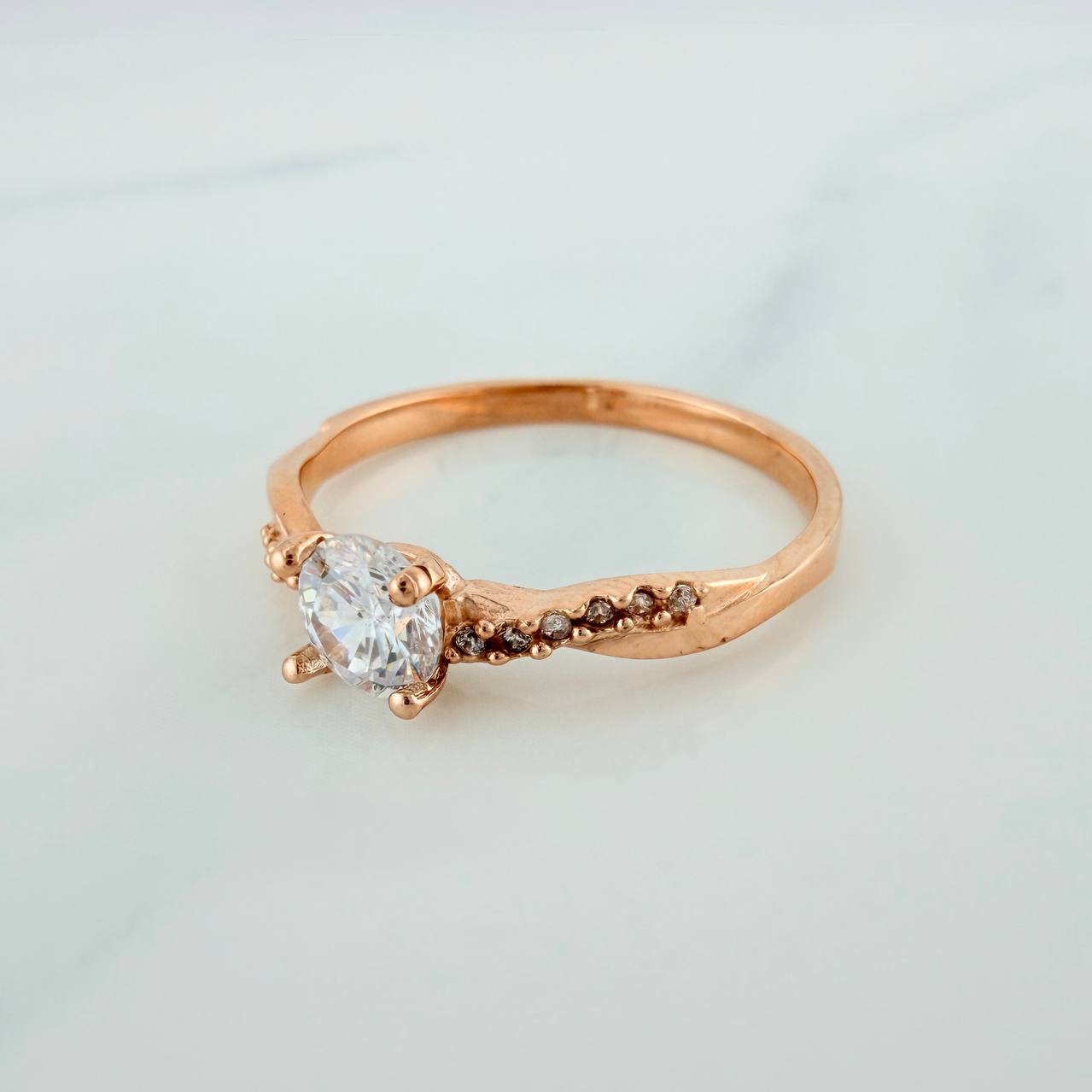 Anillo Solitario Entrelazado 2.1gr / T7 1/4 / Oro Rosa 18K %