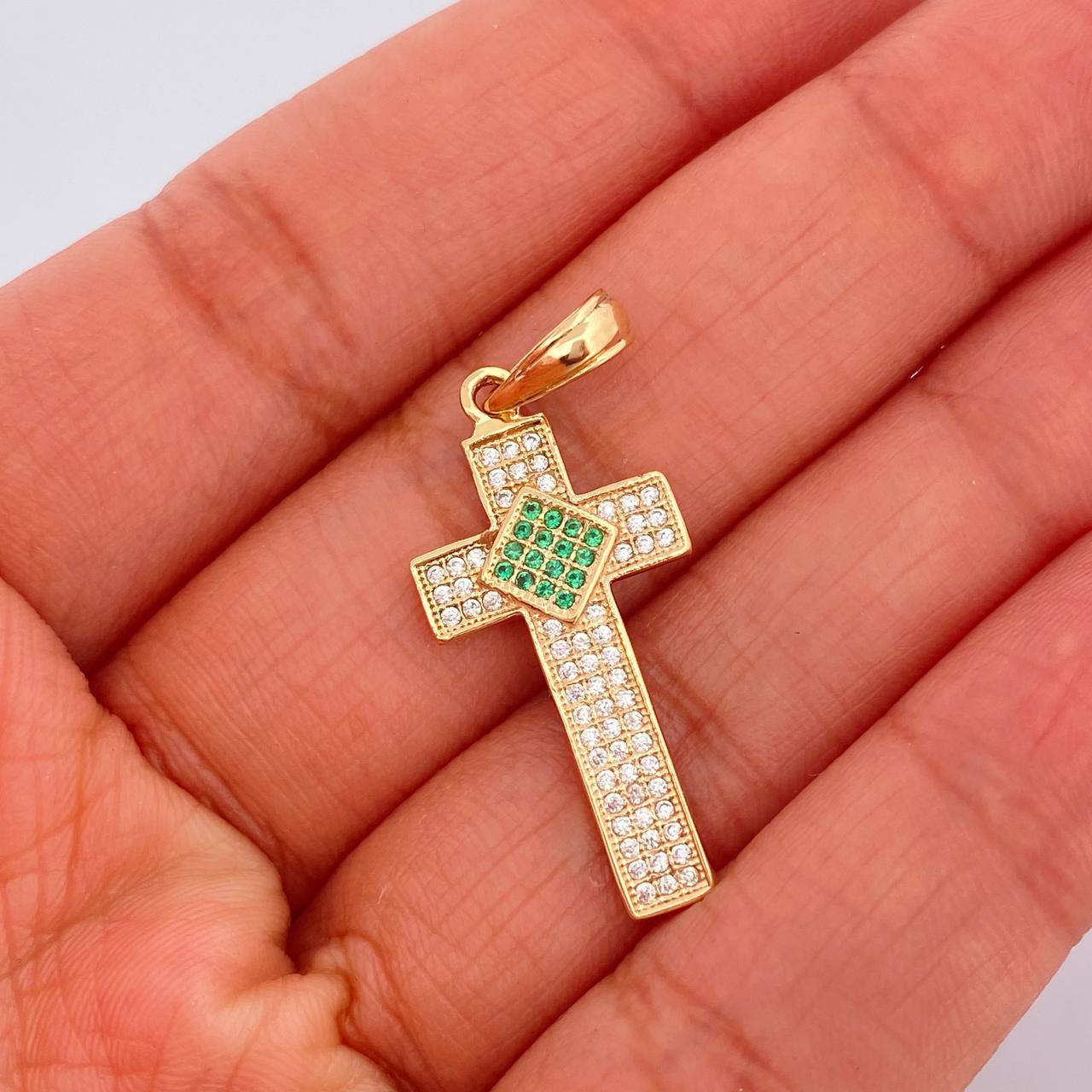 Dije Cruz Diamante 2.75gr / 1 1/2 in / Oro Amarillo 18K %