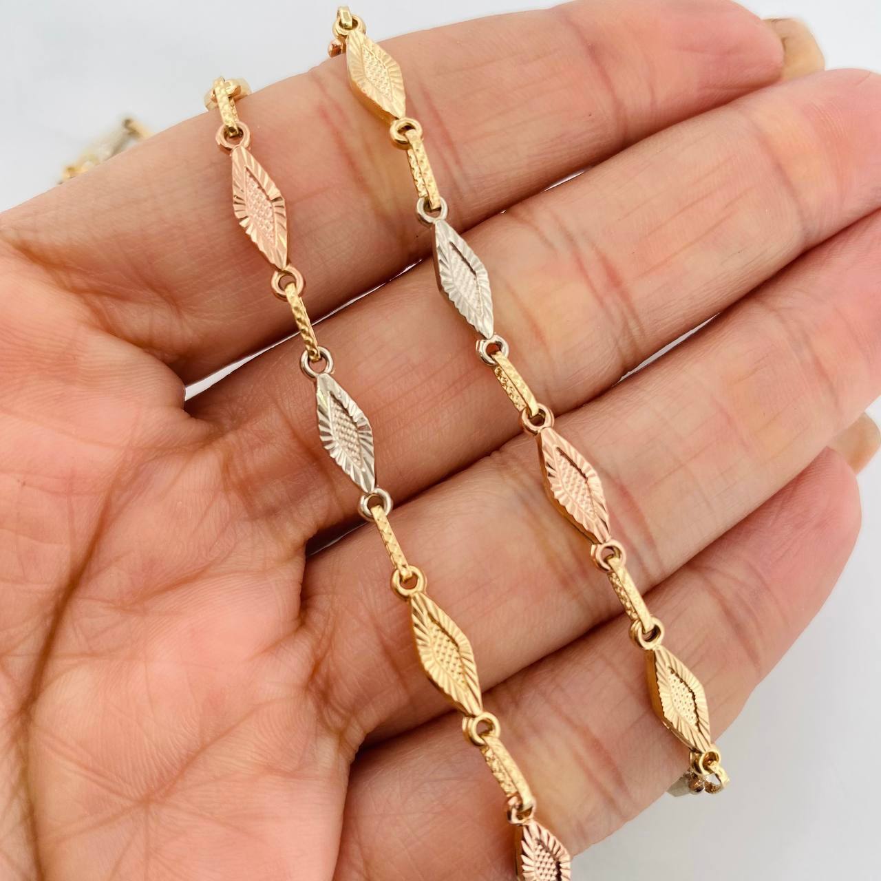 Rustic Rhombus Chain 10.1g / 24 in / 4.29mm Three Golds 18K