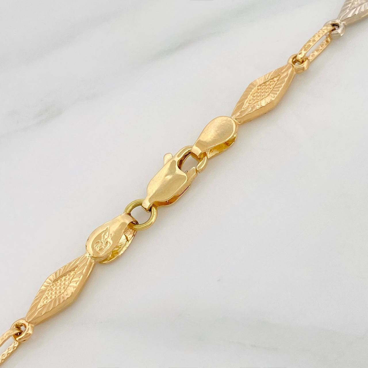 Rustic Rhombus Chain 10.1g / 24 in / 4.29mm Three Golds 18K