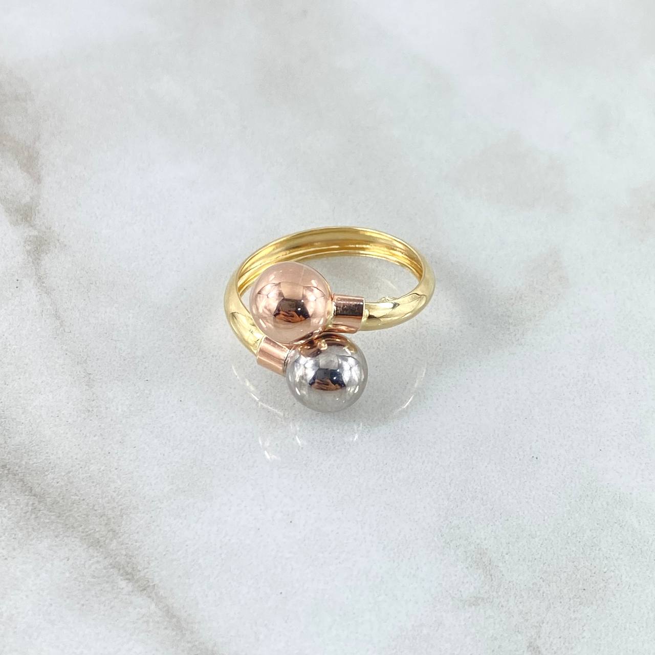 You and Me Ring 2.05gr / Size 7 1/4 / Three 18K Golds ©