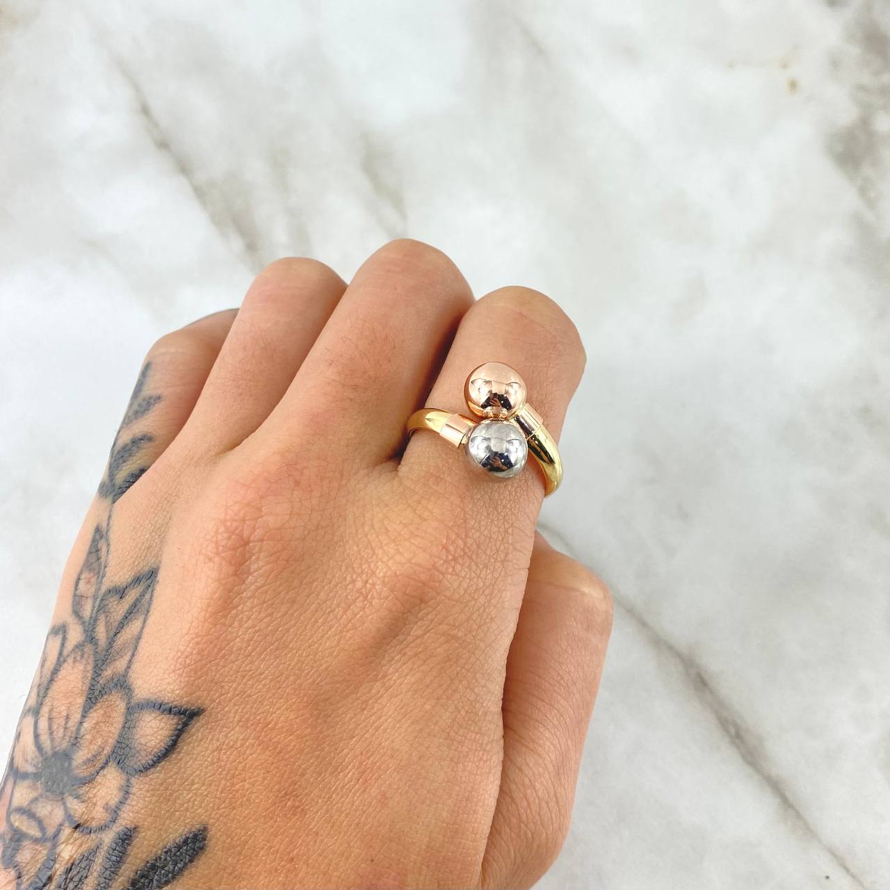 You and Me Ring 1.65gr / Size 8 1/2 / Three 18K Golds ©