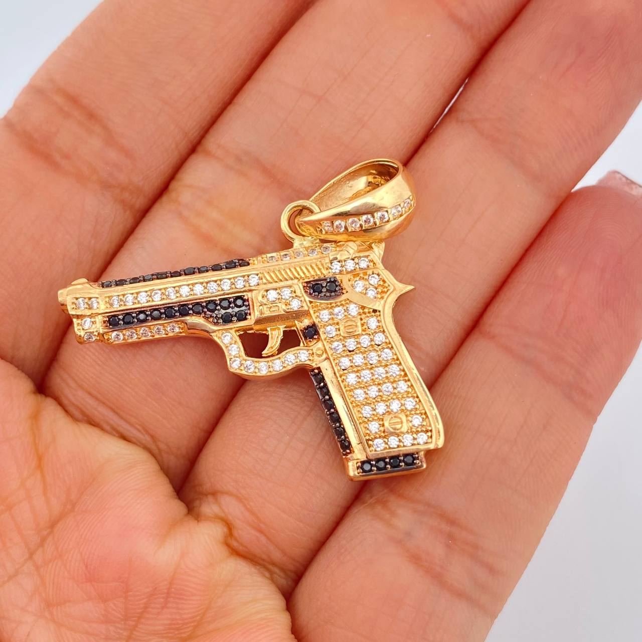 Dije Pistola 10.8gr / 1 1/2 in / Dos Oros Negro Amarillo 18K %