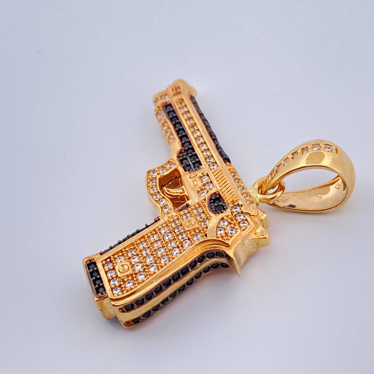 Dije Pistola 10.8gr / 1 1/2 in / Dos Oros Negro Amarillo 18K %