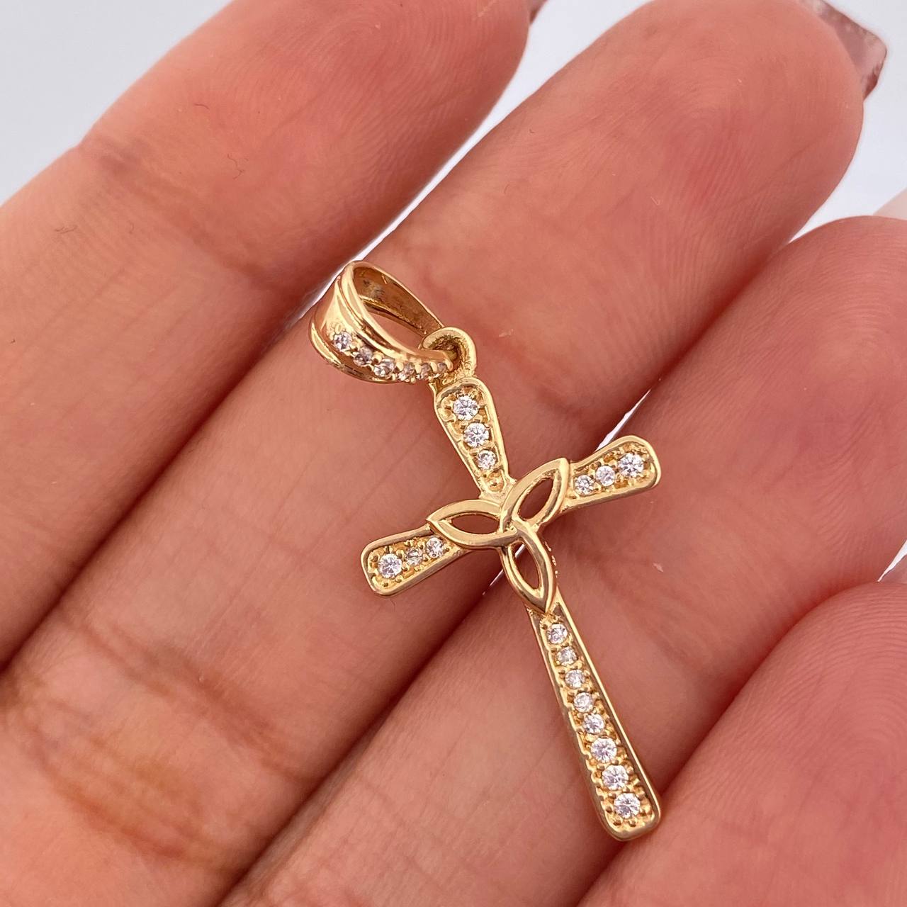 Dije Cruz Triangulo 1.8gr / 1 1/4 in / Oro Amarillo 18K %