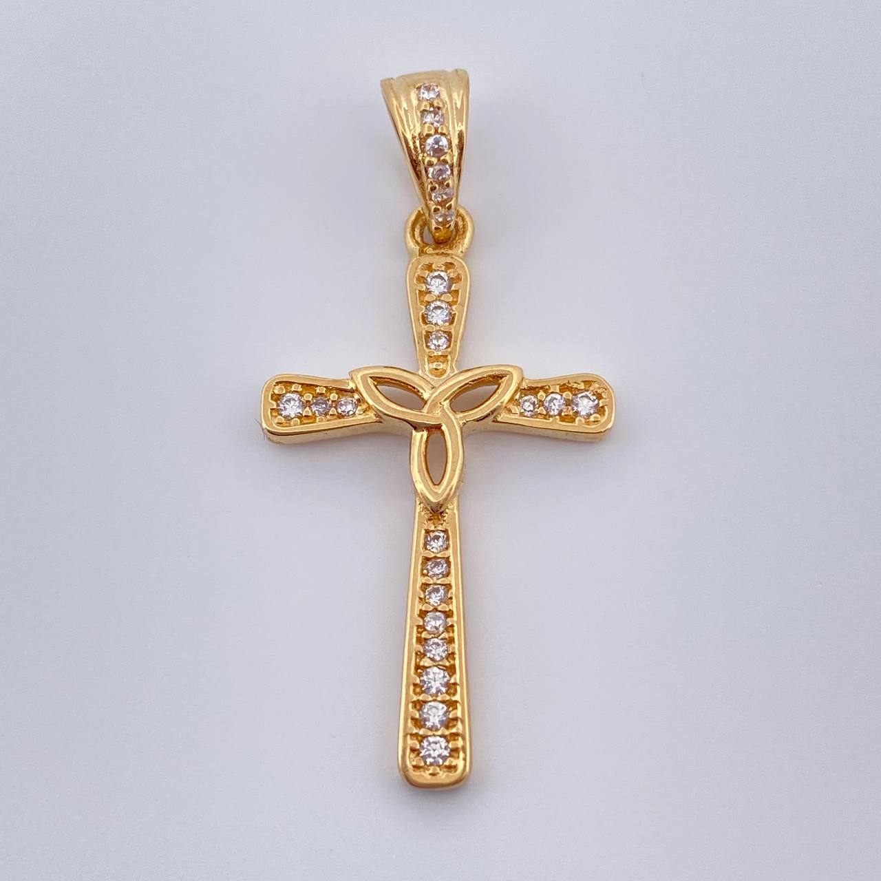 Dije Cruz Triangulo 1.8gr / 1 1/4 in / Oro Amarillo 18K %