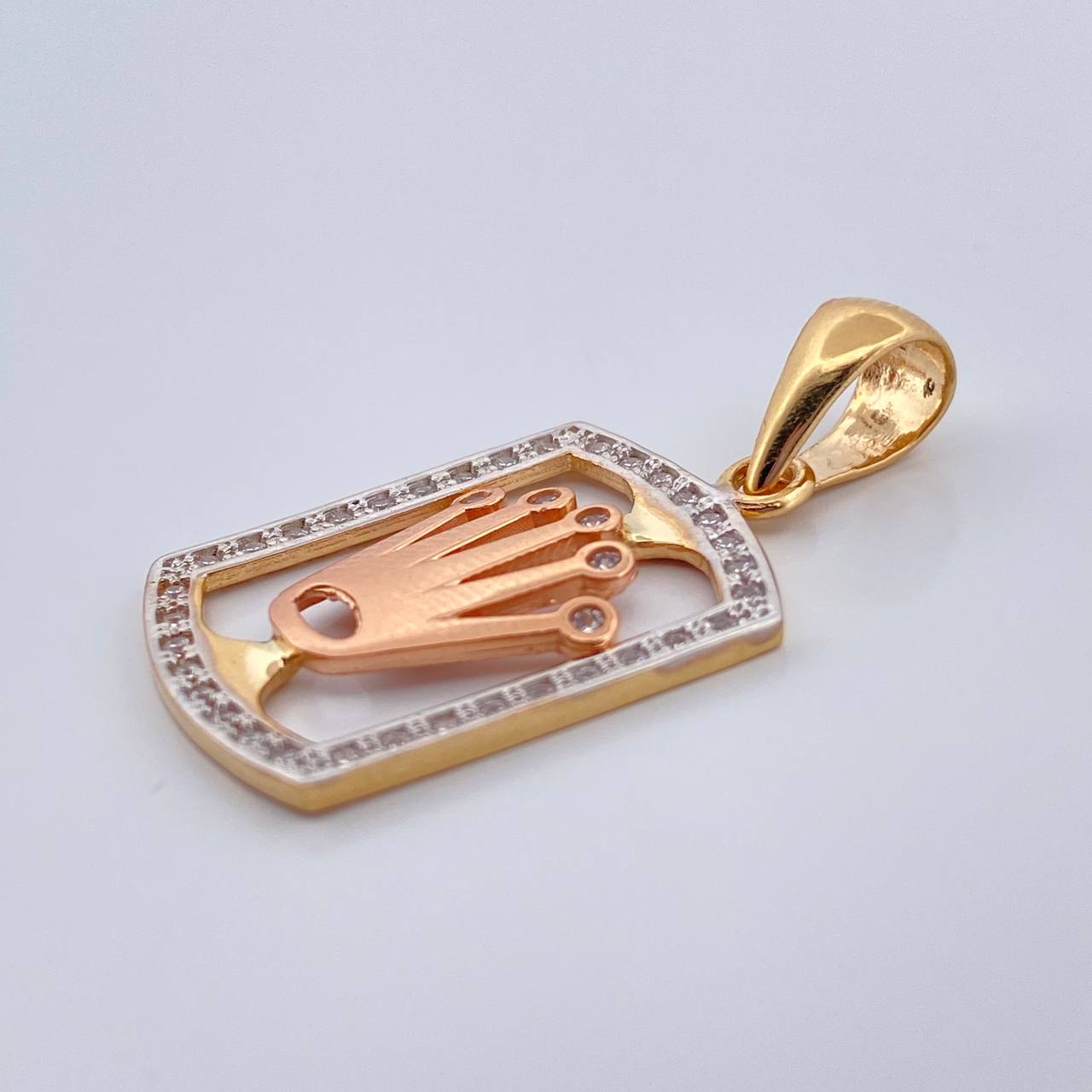 Dije Placa Corona 2.75gr / 1 1/4 in / Tres Oros 18K %