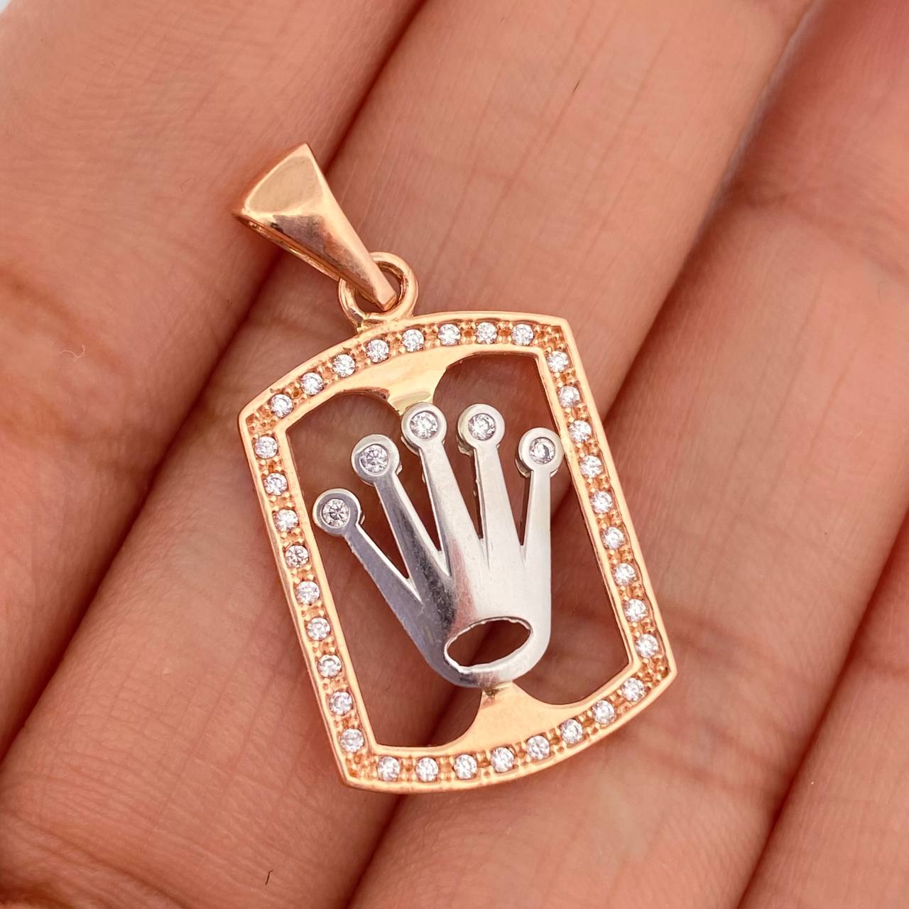 Dije Placa Corona 2.9gr / 1 1/4 in / Dos Oros Blanco Rosa 18K %