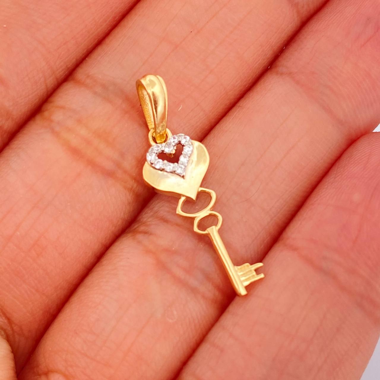 Dije Llave Corazon 0.95gr / 1 in / Dos Oros Amarillo Blanco 18K %