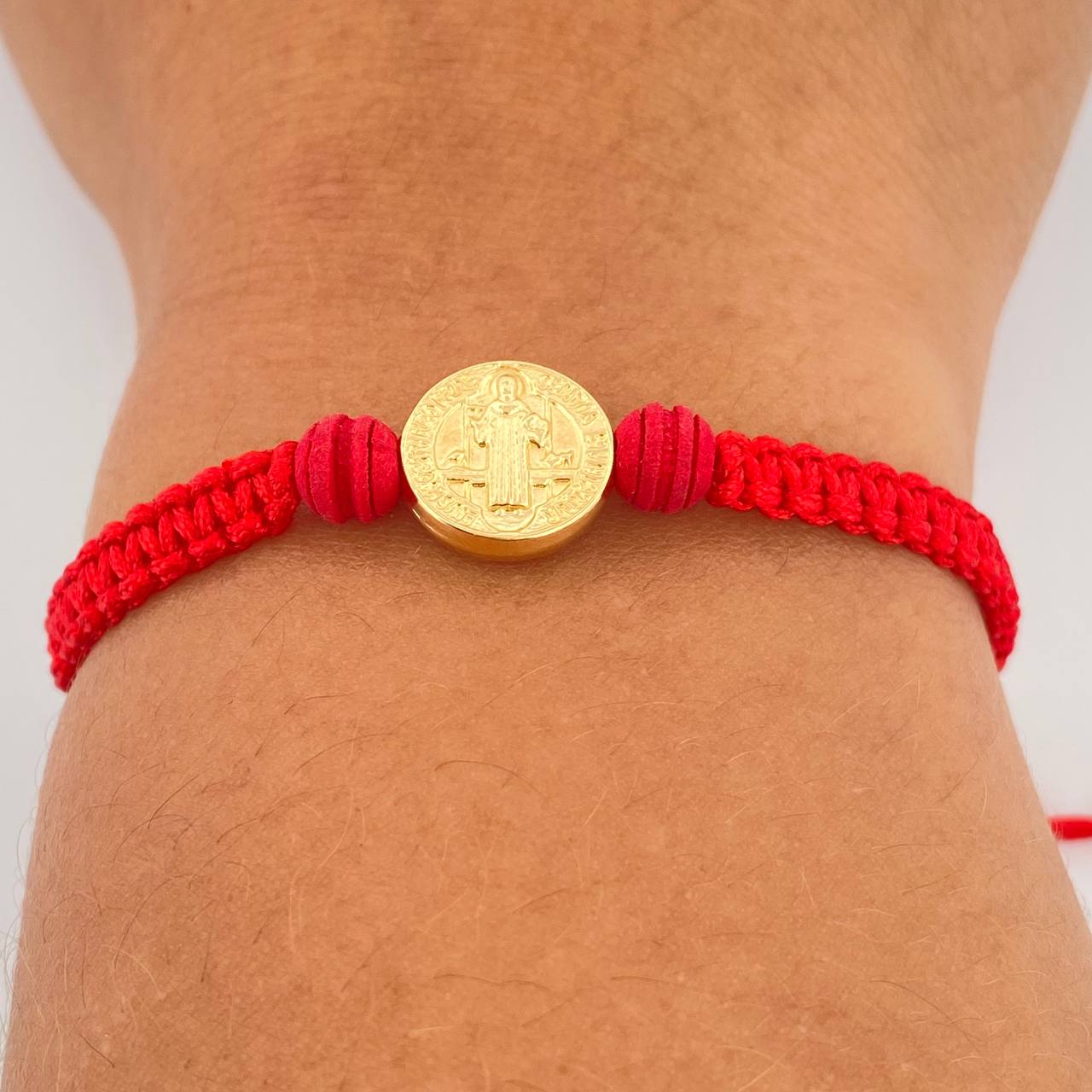 Pulsera Tejida Roja San Benito 0.75gr / Oro Amarillo 18K %