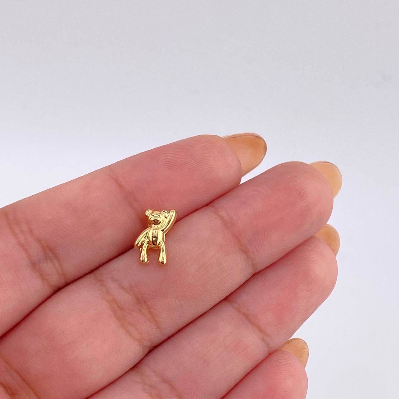 Dije Oso Mano Arriba 0.45gr / 1/2 in / Oro Amarillo 18K