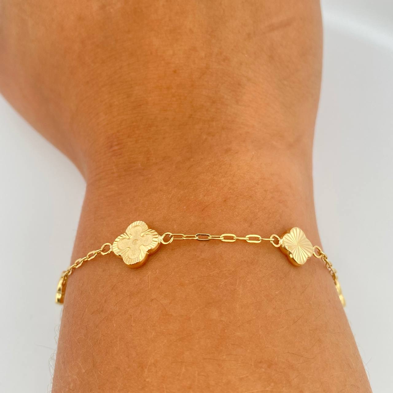 Pulso Trebol Aro Seguido 3.25gr / 7 1/2 in / 2mm Oro Amarillo 18K &