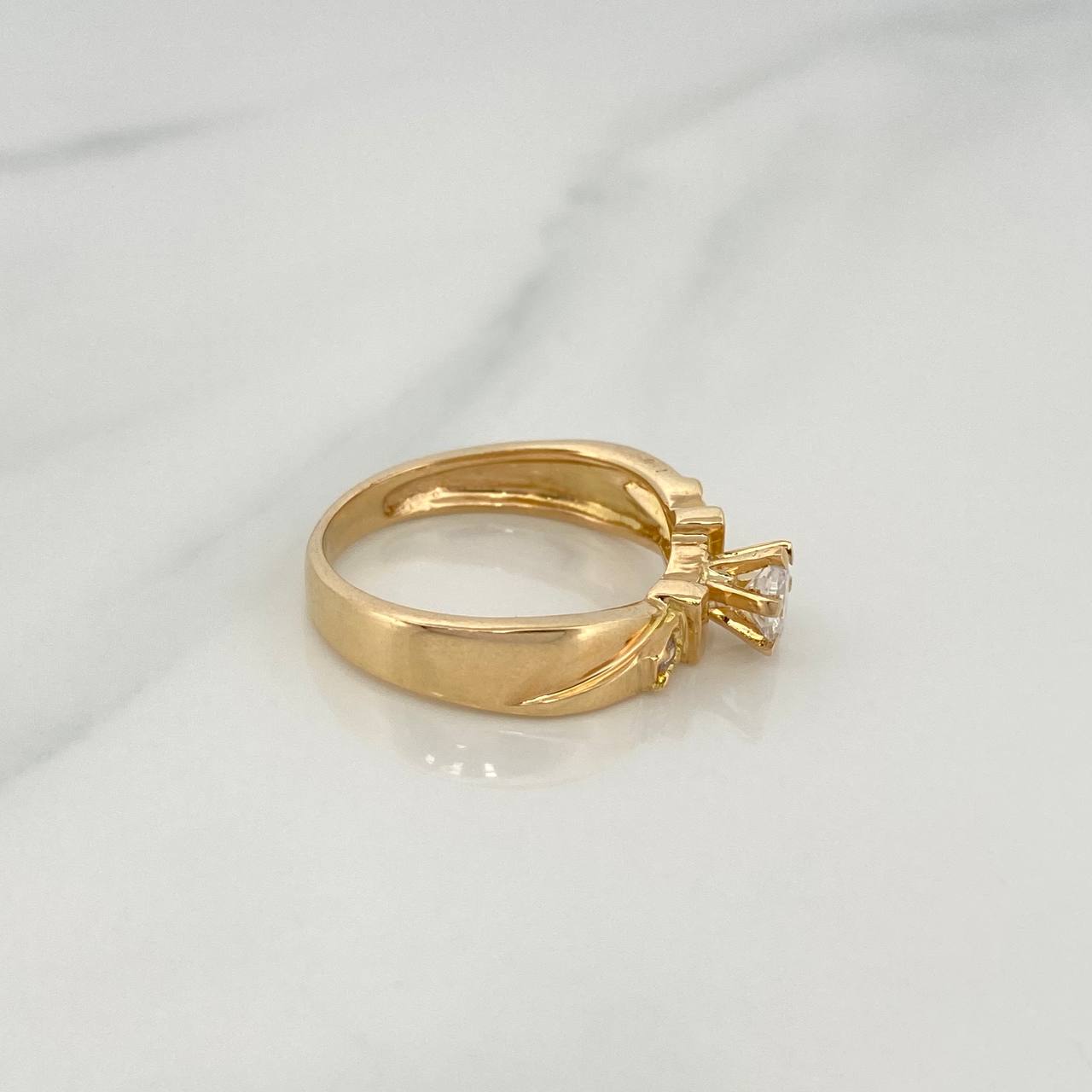 Anillo Solitario  4.1gr / T6 3/4 / Oro Amarillo 18K &