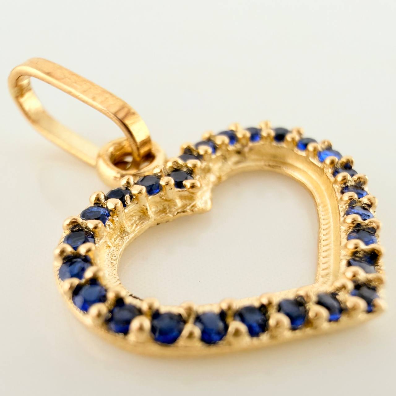 Heart Silhouette Pendant 0.8gr / 3/4 in / 18K Yellow Gold &