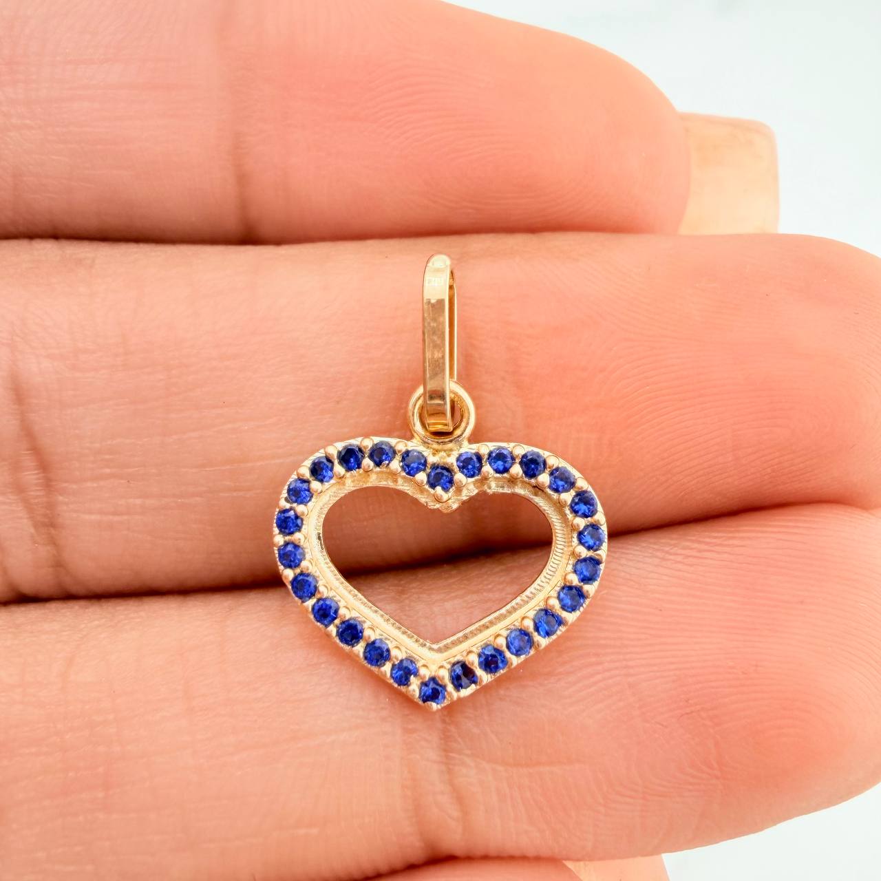 Heart Silhouette Pendant 0.8gr / 3/4 in / 18K Yellow Gold &