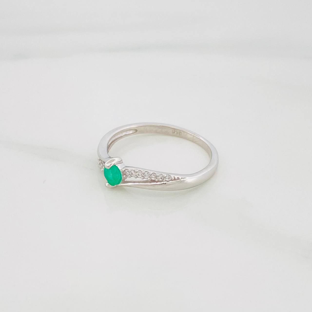 Anillo Circulo Esmeralda 19Pts 1.35 g / T7 1/4 Plata 925