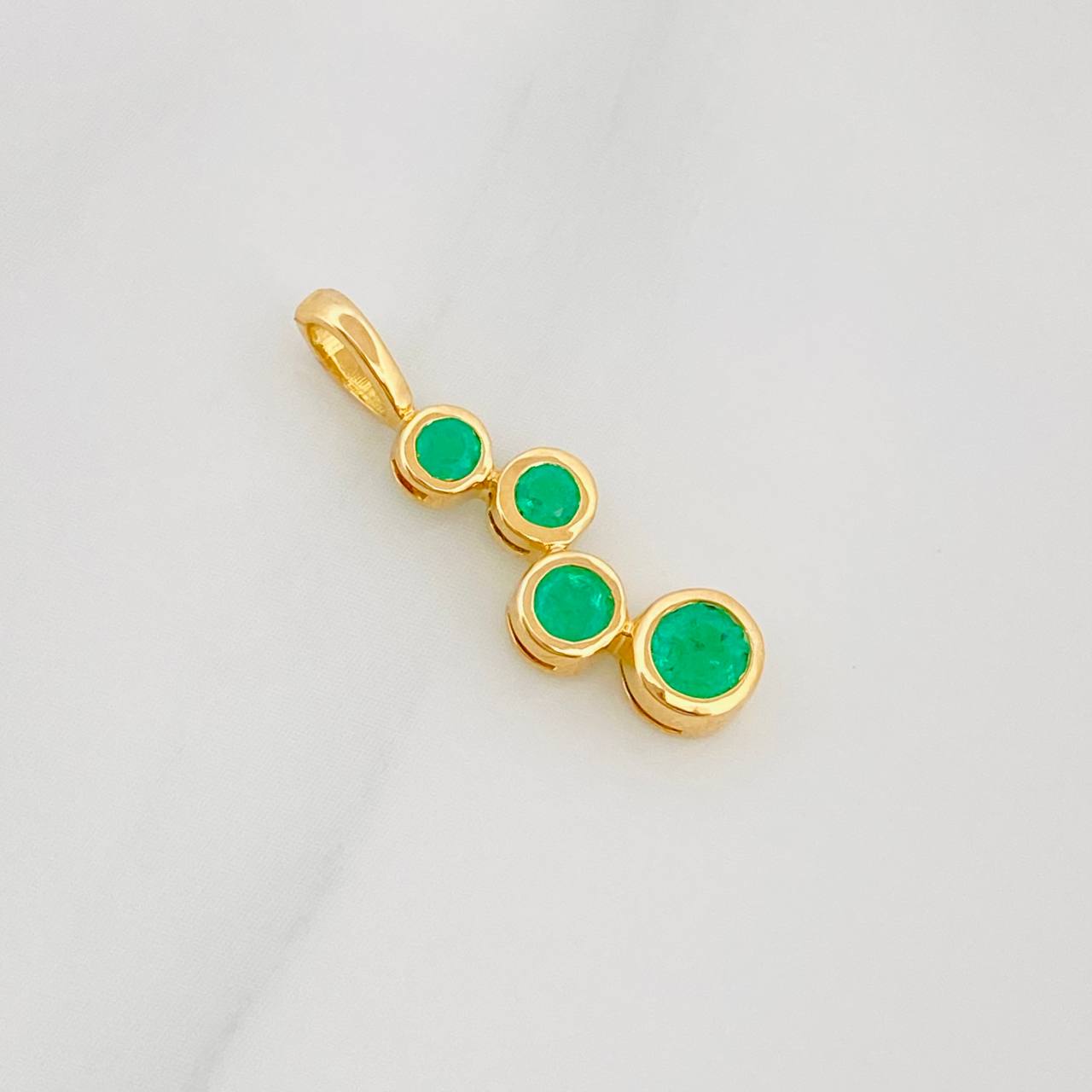 Dije Circulos Esmeraldas 36Pts 1 g / 3/4 in Oro Amarillo 18K