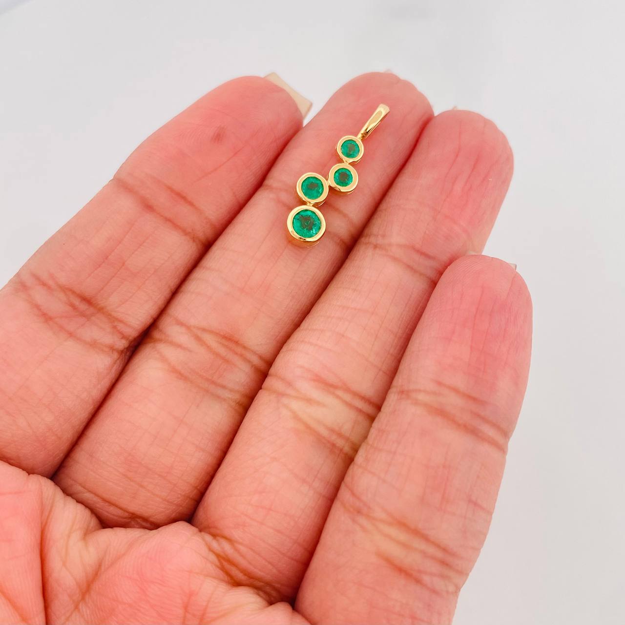 Dije Circulos Esmeraldas 36Pts 1 g / 3/4 in Oro Amarillo 18K