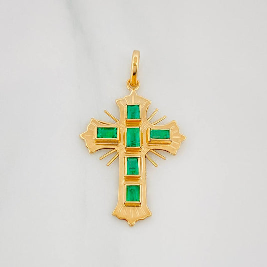 Dije Cruz Plana Esmeraldas 60Pts 2 g / 1 1/4 in Oro Amarillo 18K