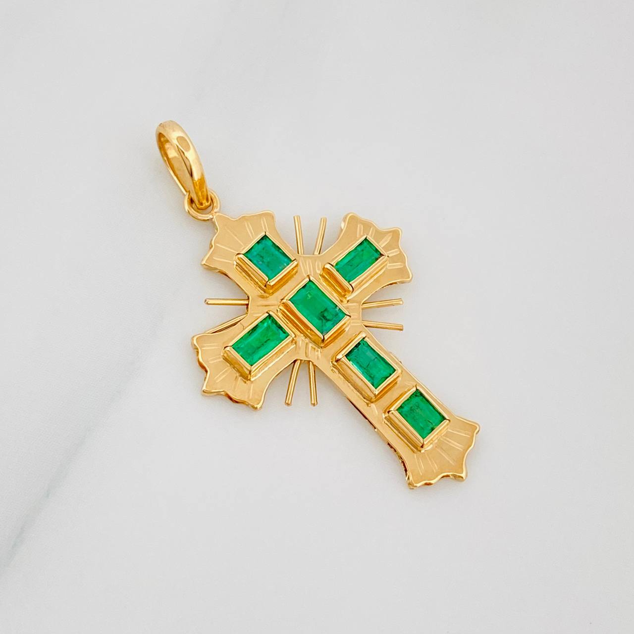 Pendant Flat Cross Emeralds 60Pts 2 g / 1 1/4 in Yellow Gold 18K