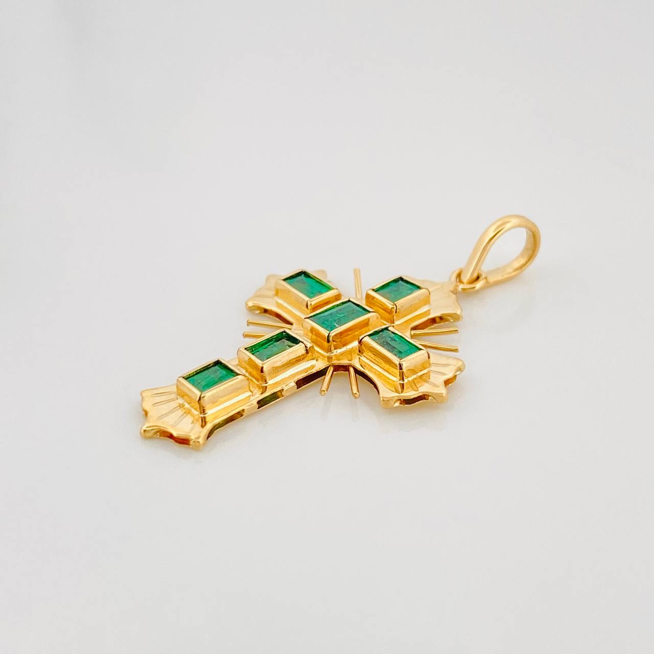 Pendant Flat Cross Emeralds 60Pts 2 g / 1 1/4 in Yellow Gold 18K