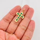 Pendant Flat Cross Emeralds 60Pts 2 g / 1 1/4 in Yellow Gold 18K