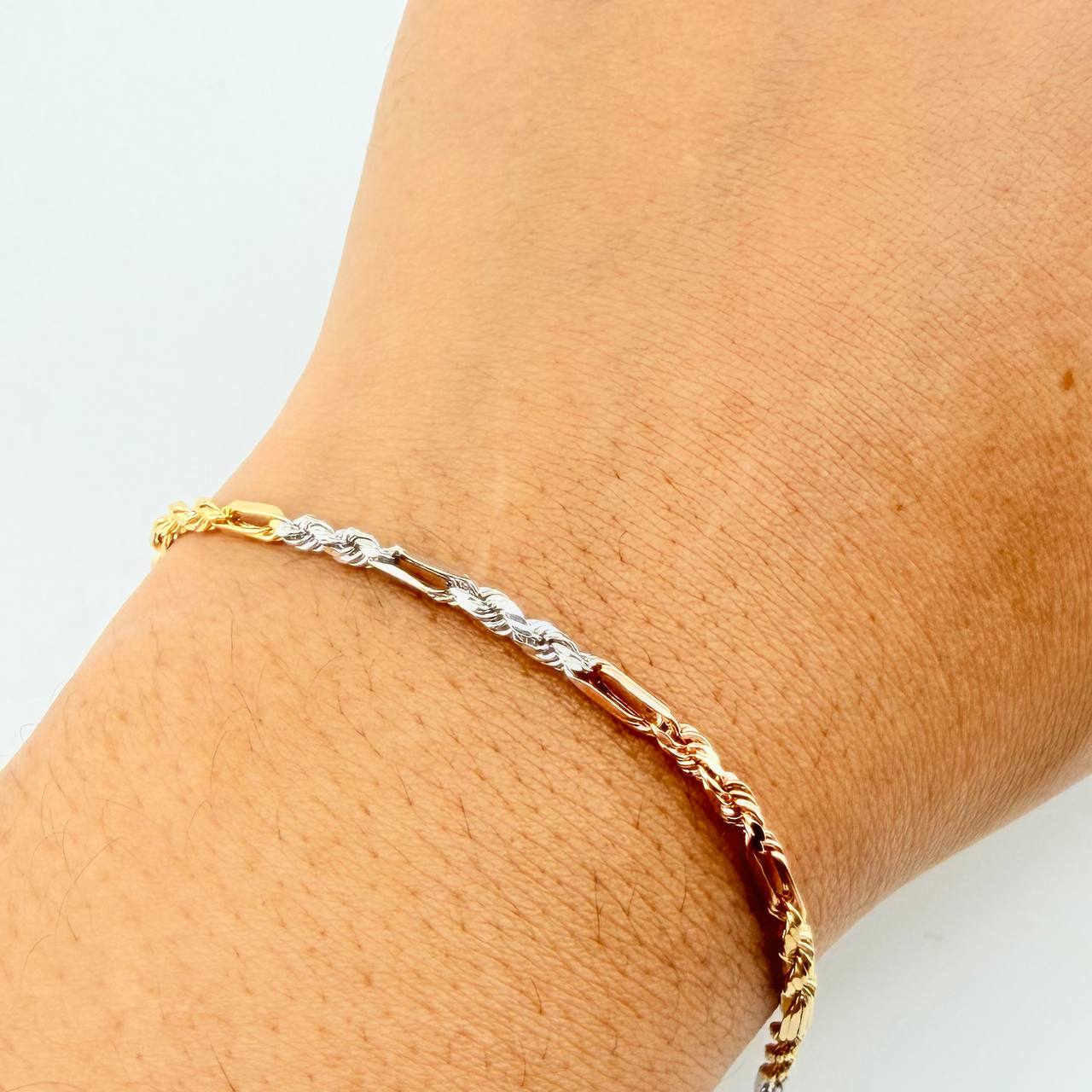 Pulso Lazo Especial 2.45gr / 7 1/2 in / 2.4mm Tres Oros 18K *