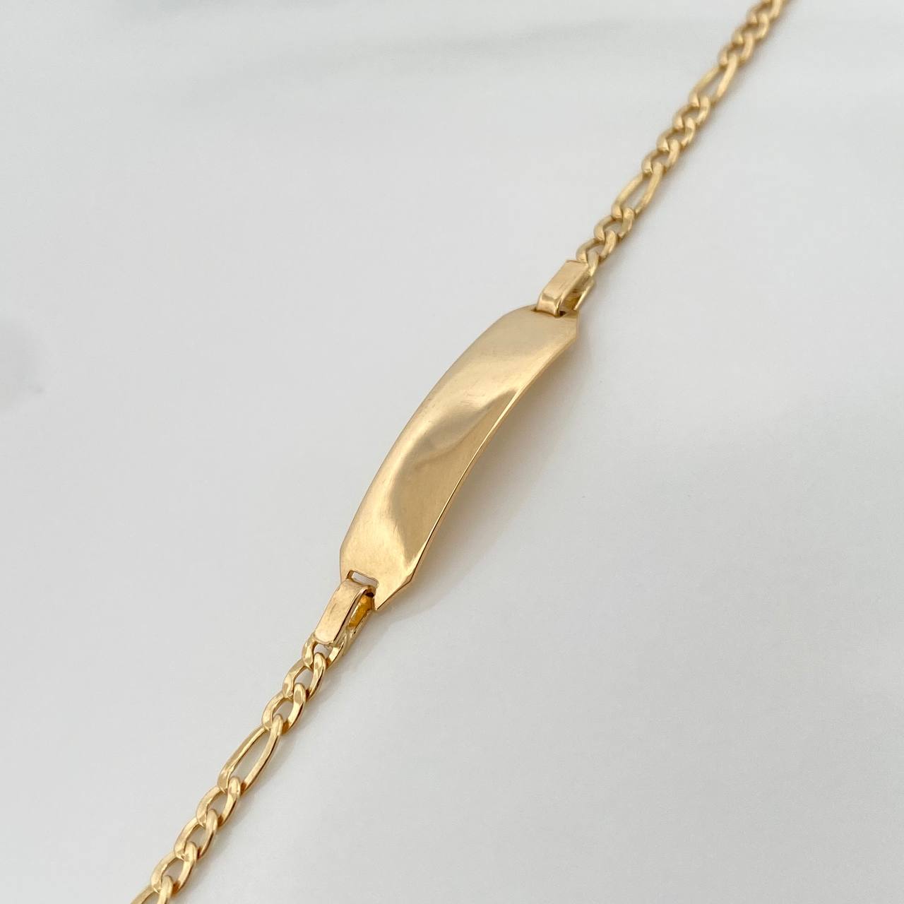 Pulso Placa Figaro 2.85gr / 6 in / 2.6mm Oro Amarillo +1 18K %