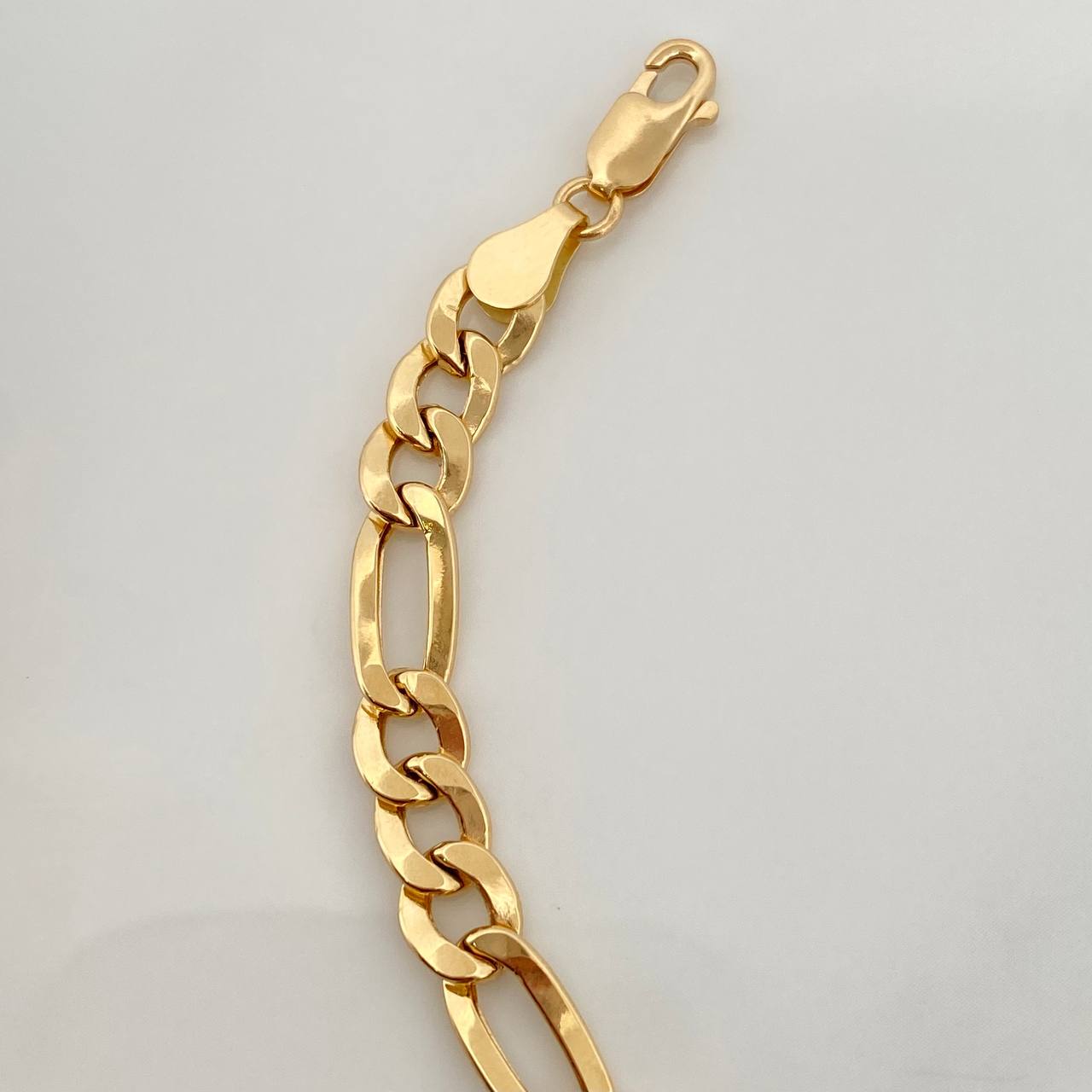 Pulso Figaro 6.1gr / 8 3/4 in / 6.3mm Oro Amarillo +1 18K %