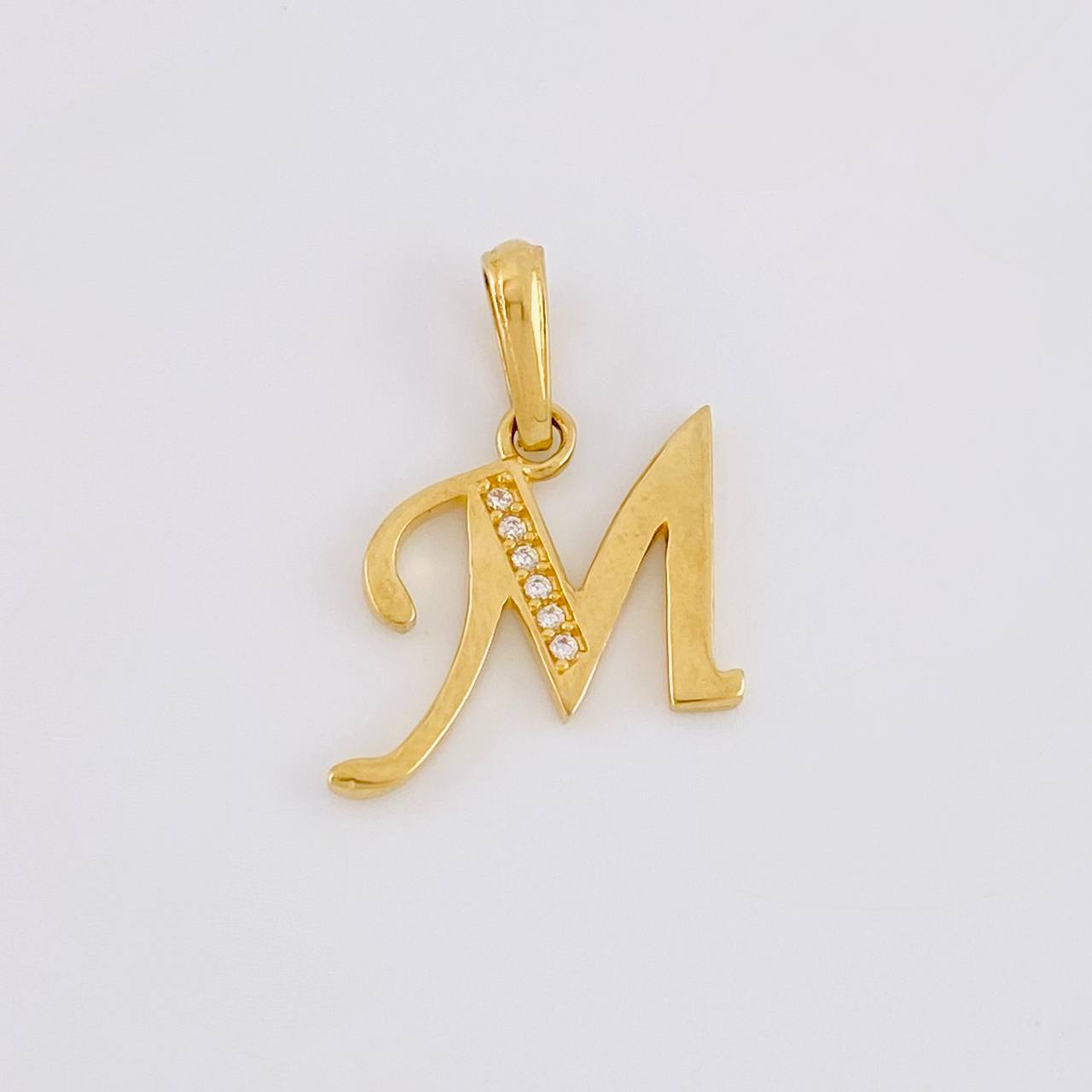 Dije Letra Cursiva M 1.4g / 3/4 in Oro Amarillo 18K