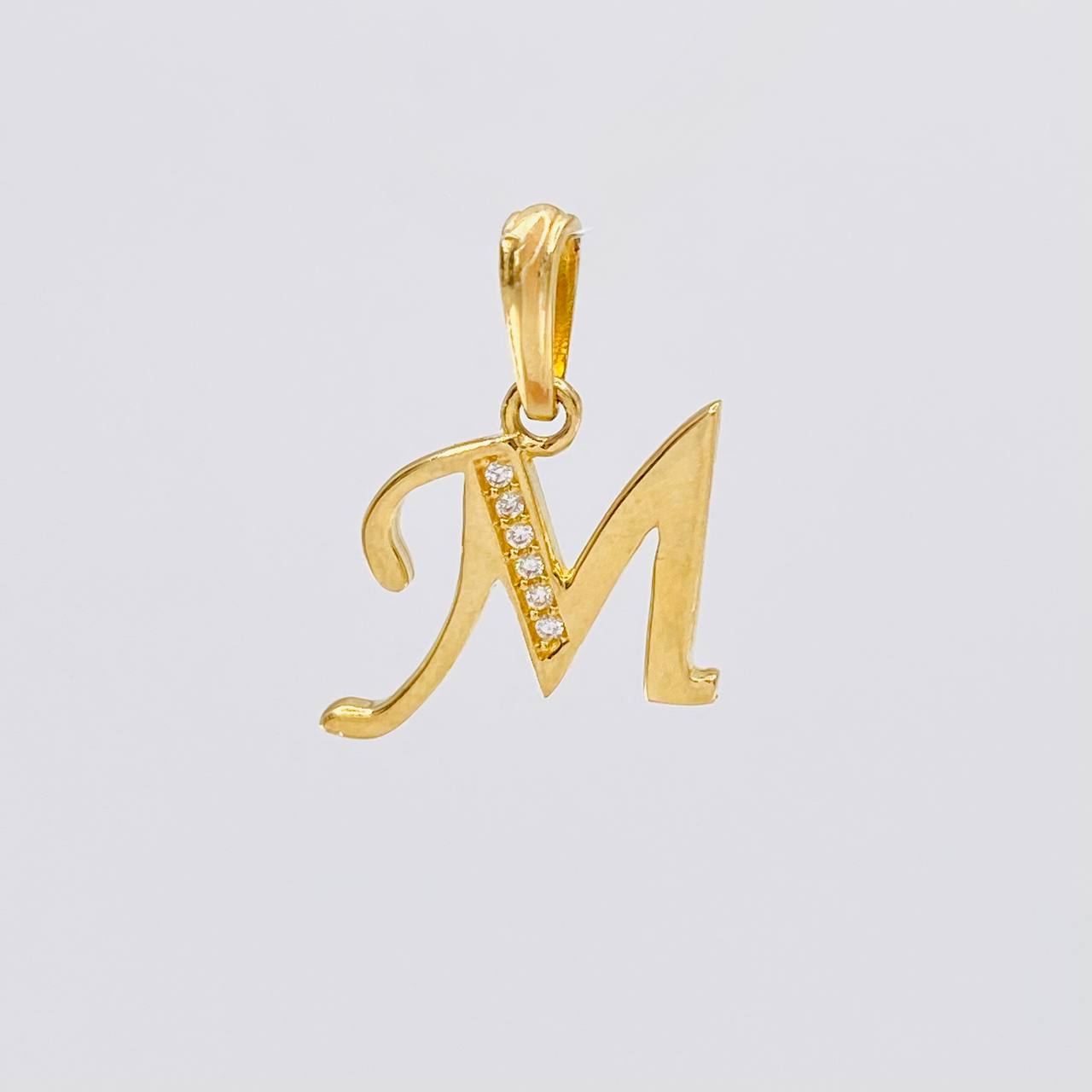 Dije Letra Cursiva M 1.4g / 3/4 in Oro Amarillo 18K