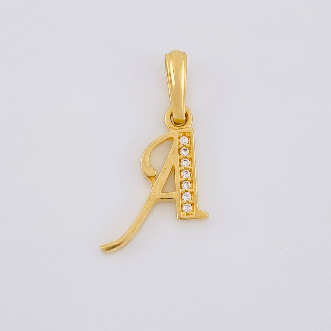 Pendant Italic Letter at 0.95g / 1 in 18K Yellow Gold