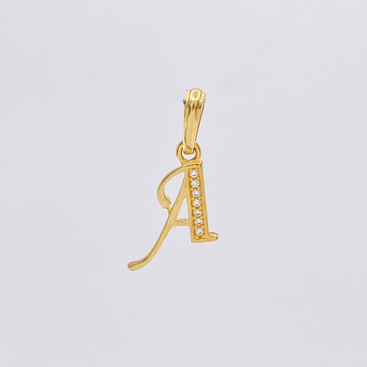 Pendant Italic Letter at 1.05g / 1 in 18K Yellow Gold