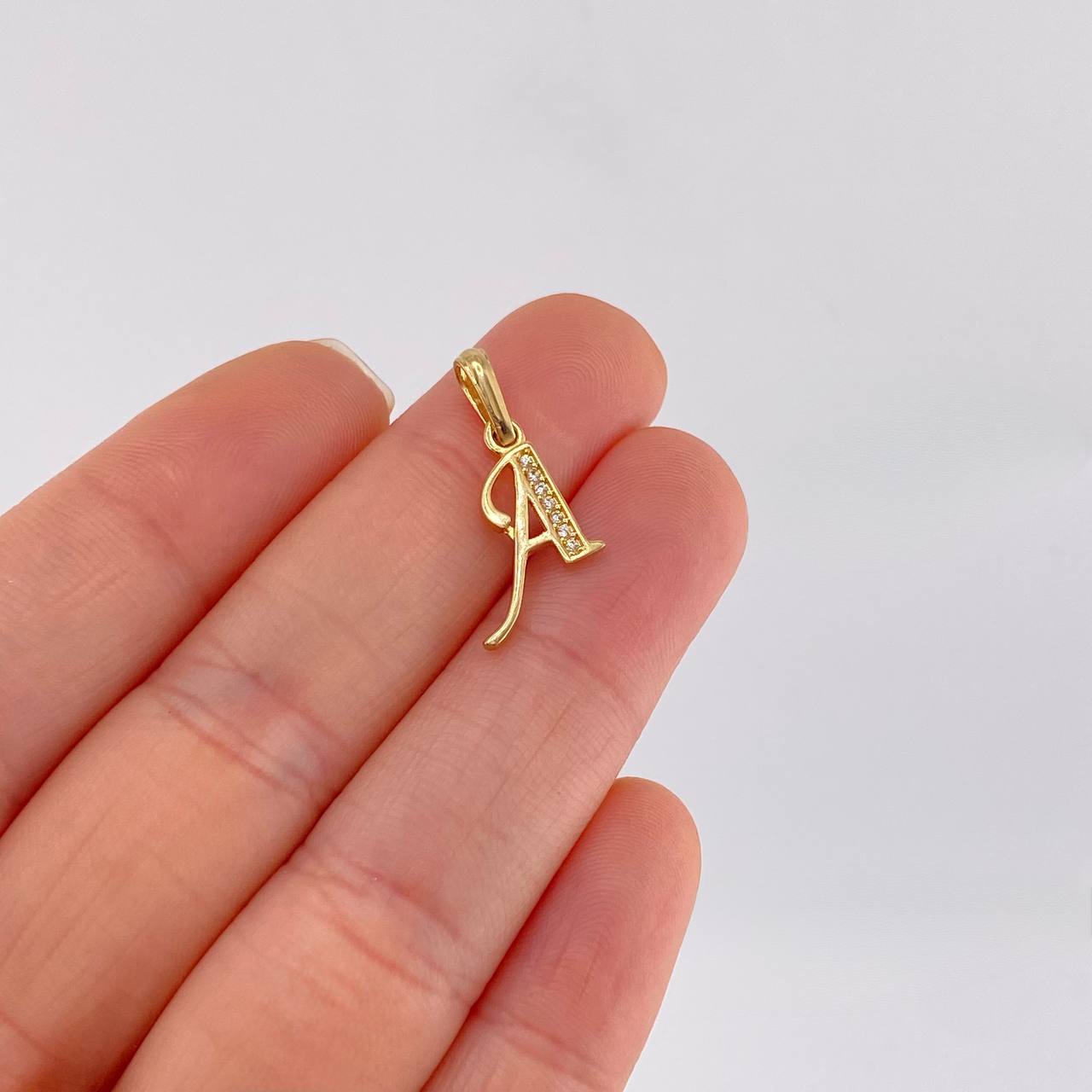 Pendant Italic Letter at 1g / 1 in 18K Yellow Gold