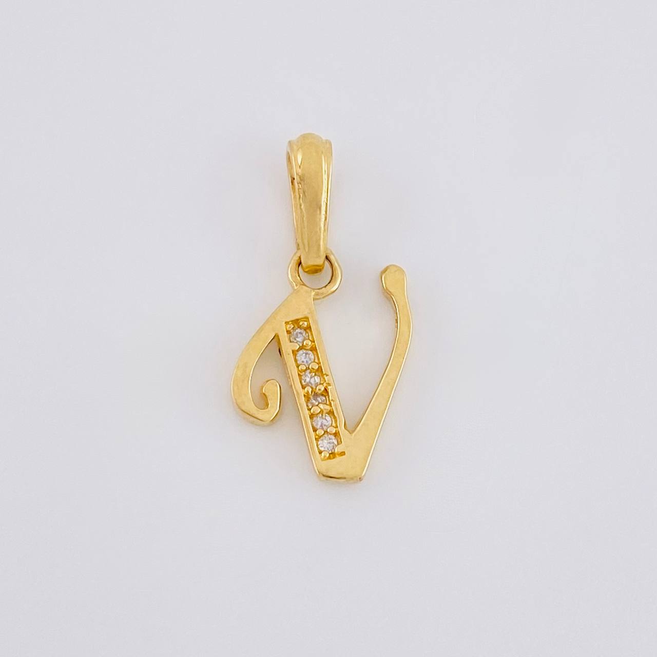 Pendant Italic Letter V 0.95g / 3/4 in 18K Yellow Gold
