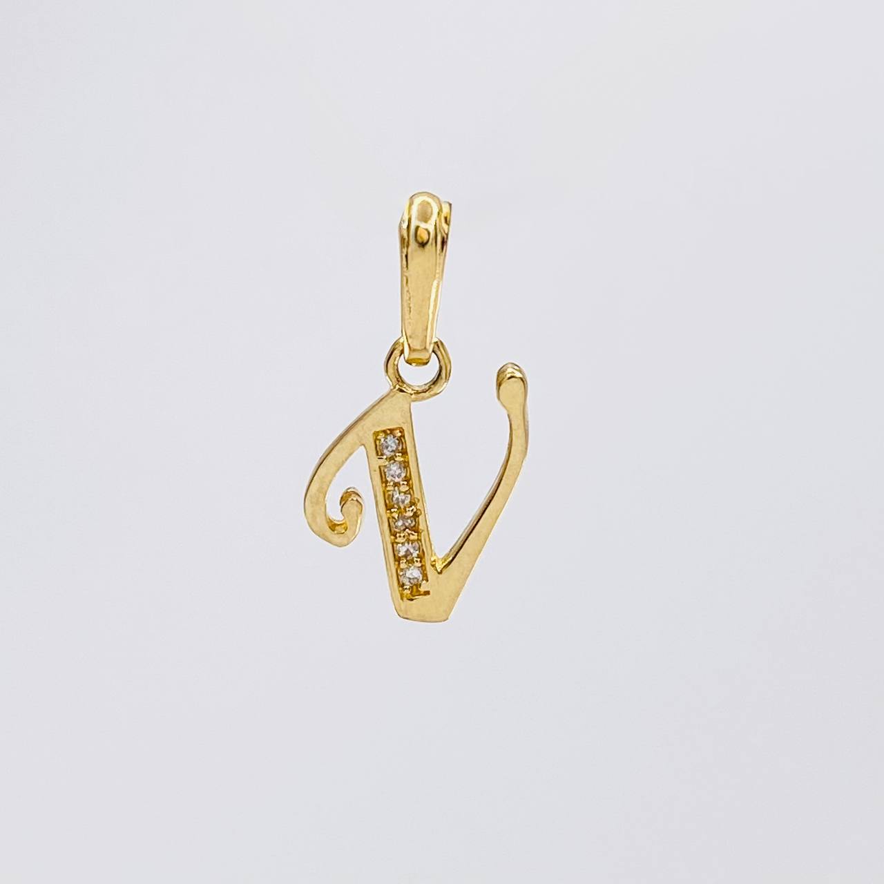 Pendant Italic Letter V 0.95g / 3/4 in 18K Yellow Gold