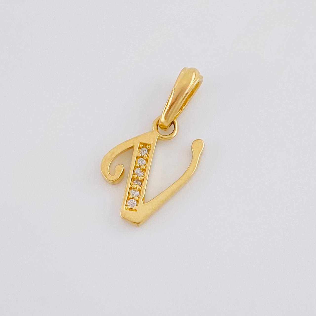 Pendant Italic Letter V 0.95g / 3/4 in 18K Yellow Gold