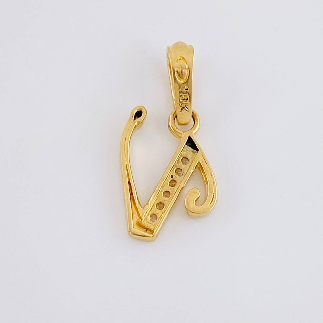 Pendant Italic Letter V 0.9g / 3/4 in 18K Yellow Gold