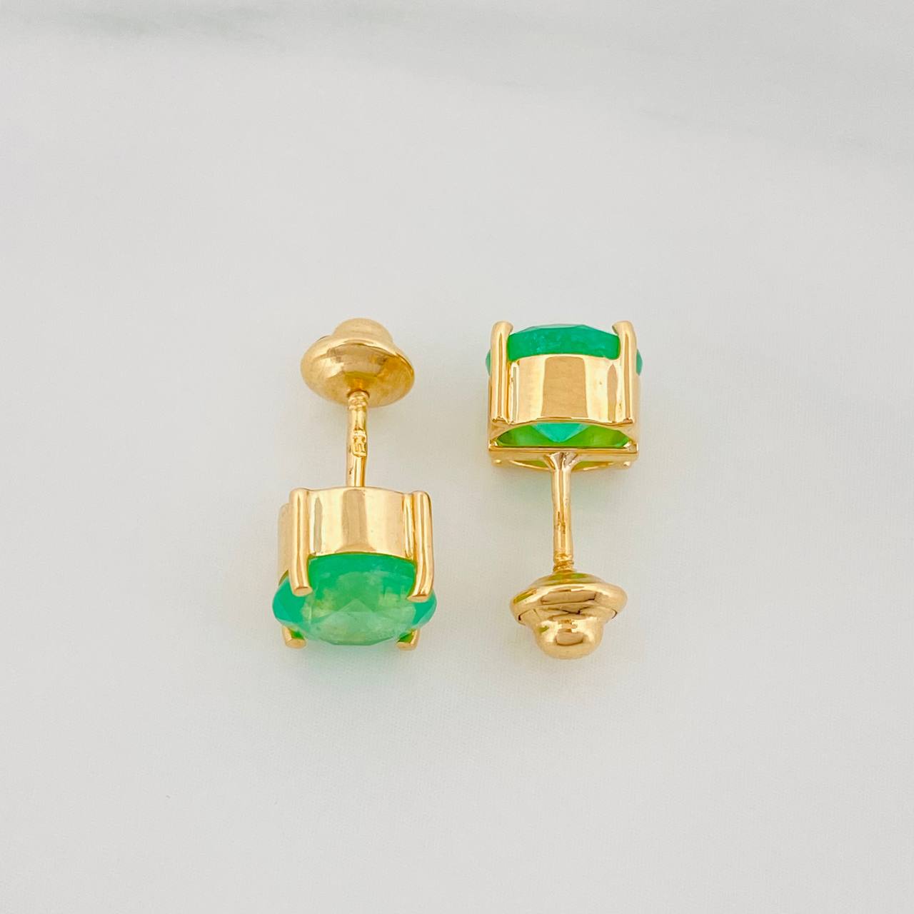 Topos Cuatro Garras Esmeraldas 2.20Qts 1.9 g / in / 6.65 mm Oro Amarillo 18K